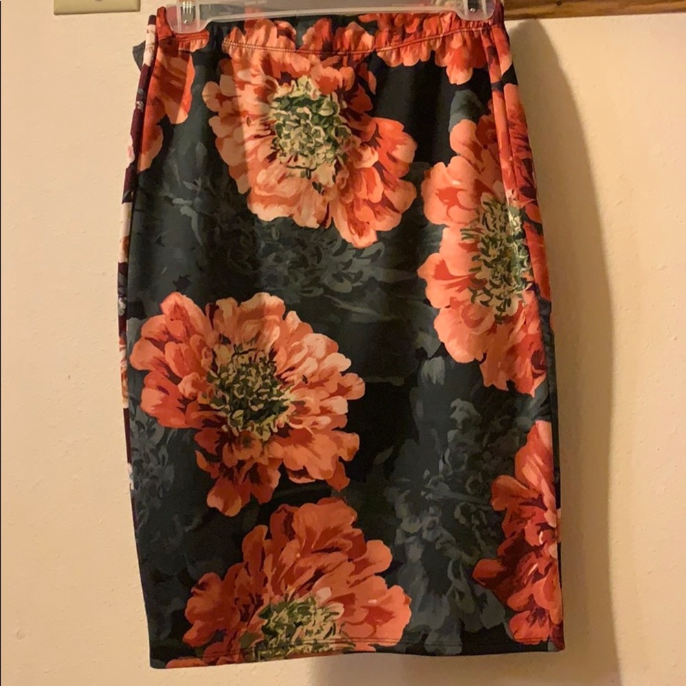 Gray and pink pencil skirt. LARA size Medium